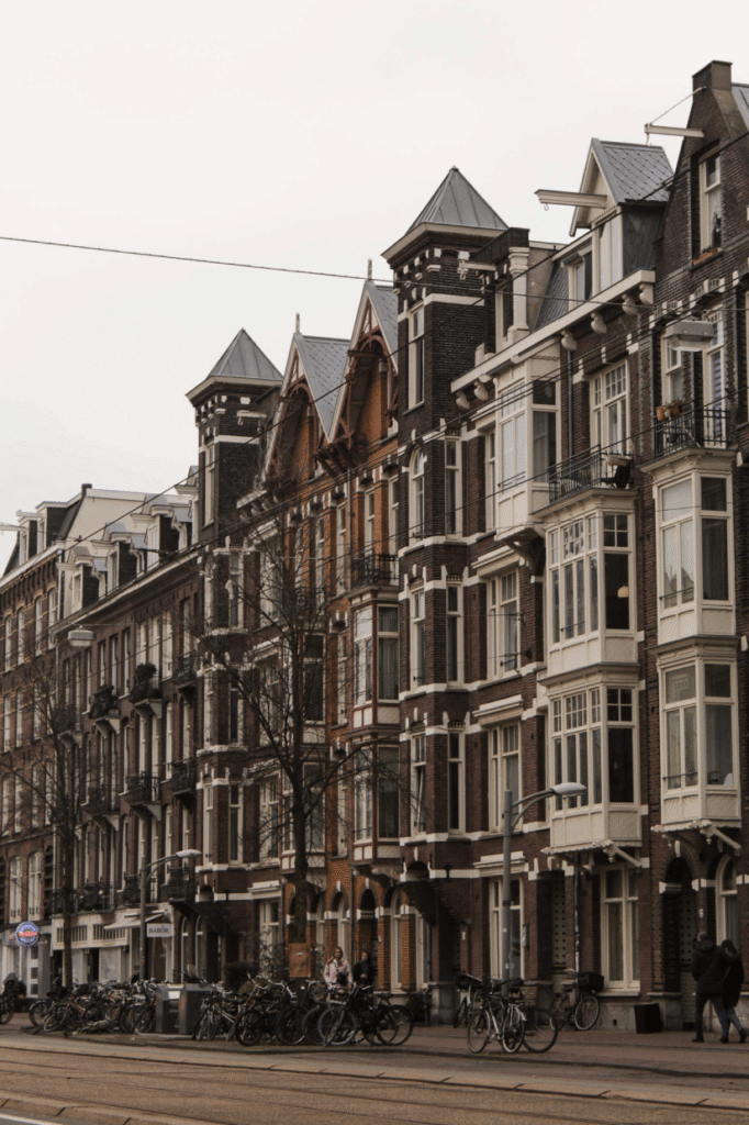 Historische Amsterdamse grachtenpanden met fietsen op straat – stedelijk straatbeeld vastgoedinvesteringen Chronos Investments B.V.