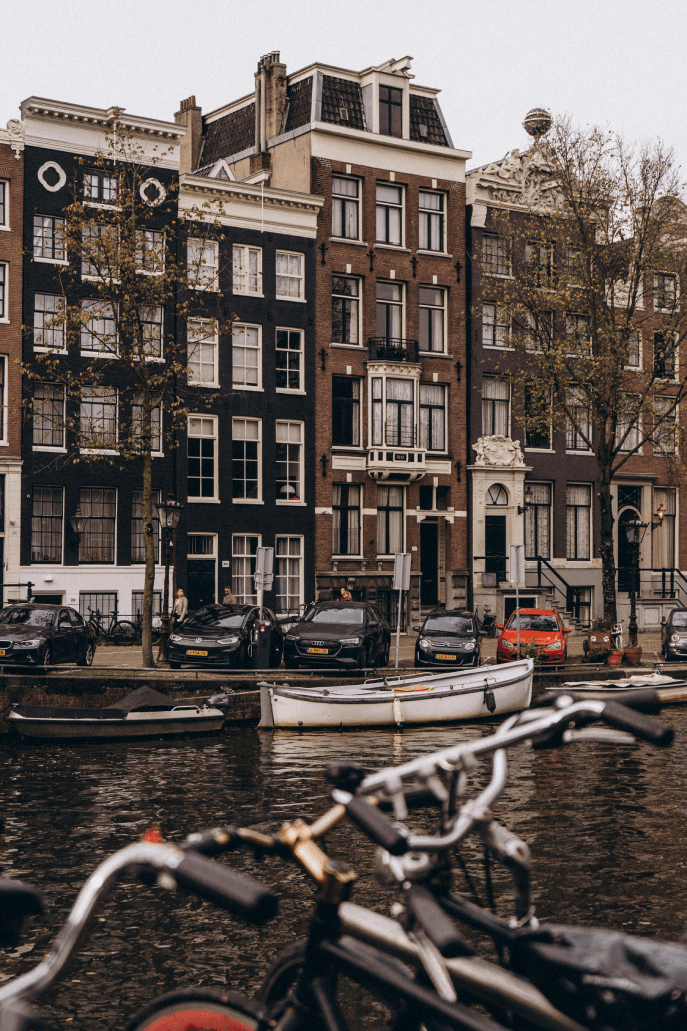 Amsterdamse grachtenpanden met boten en fietsen aan het water – stedelijk vastgoed Chronos Investments B.V.