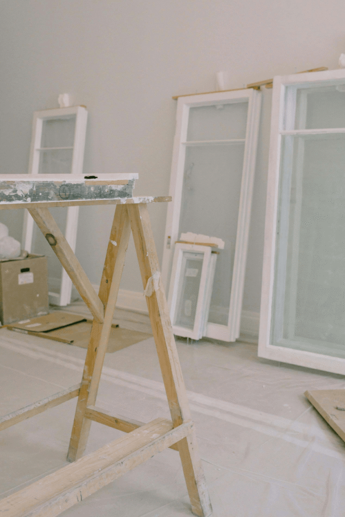 Renovatie van woninginterieur met losse kozijnen en schildersezel – verduurzaming vastgoed Chronos Investments B.V.