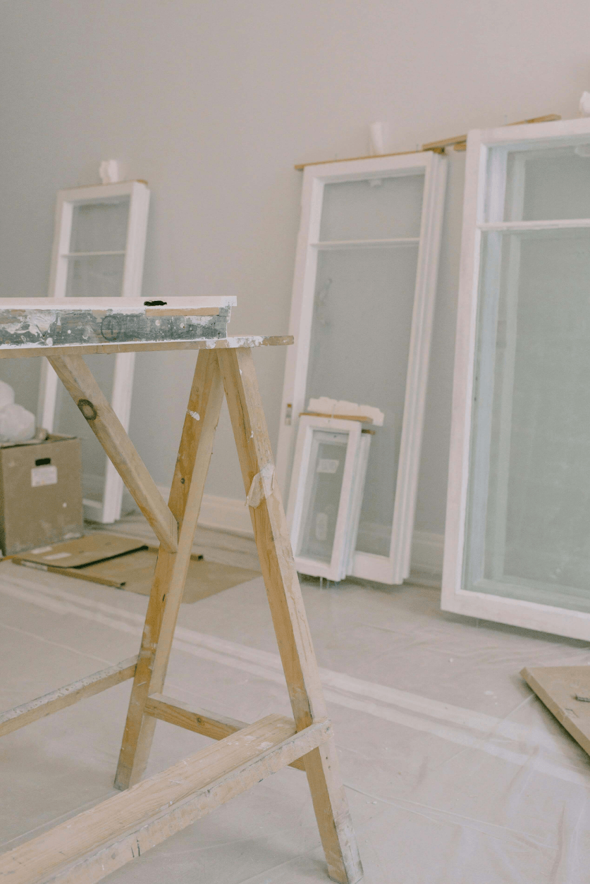 Renovatie van woninginterieur met losse kozijnen en schildersezel – verduurzaming vastgoed Chronos Investments B.V.
