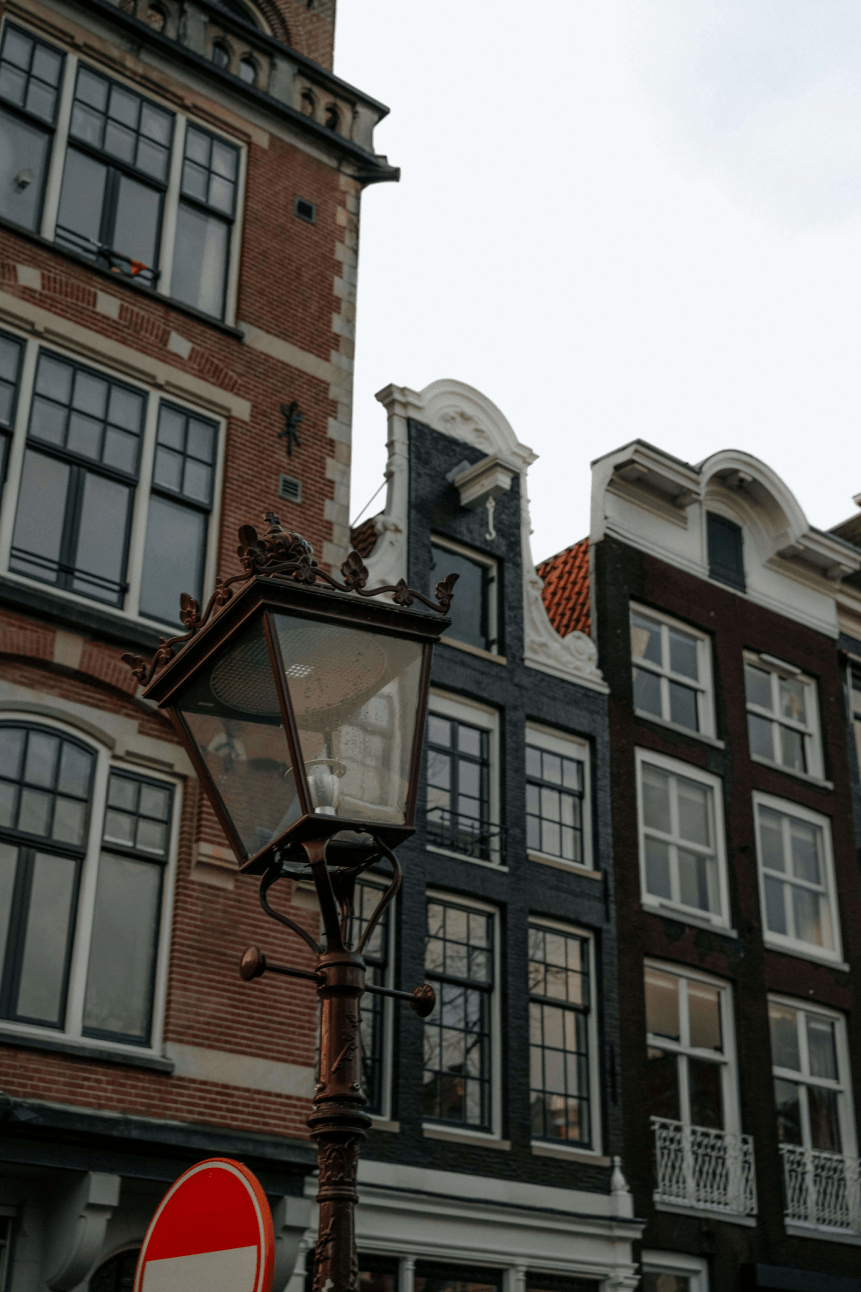Historische Nederlandse gevels met klassieke lantaarnpaal – stedelijk straatbeeld vastgoed Chronos Investments B.V.