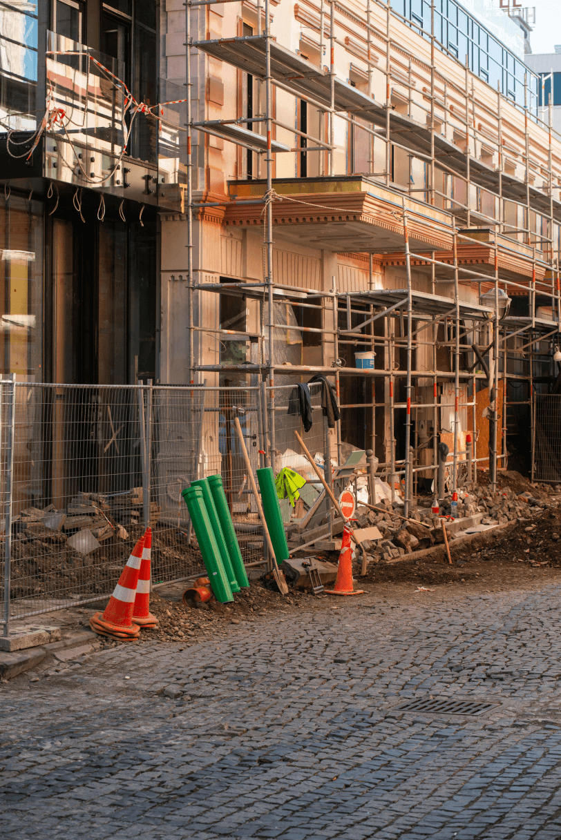 Renovatie van stedelijk pand met steigers en straatwerkzaamheden – herontwikkeling vastgoed Chronos Investments B.V